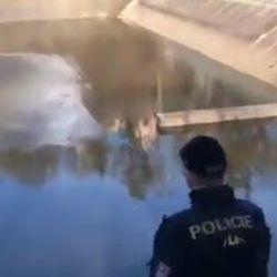 Cheb: Dnes se na přehradě Skalka prolomil pod mužem led