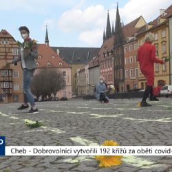 Cheb: Dobrovolníci vytvořili 192 křížů za oběti covid-19 (TV Západ)