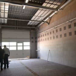 Cheb: Dokončují se nové garáže pro zásahovou techniku hasičů