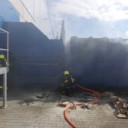 Cheb: Hasiči likvidovali požár kontejneru na papír
