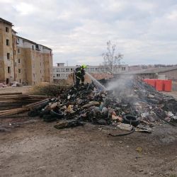 Cheb: Hasiči likvidovali požár odpadu