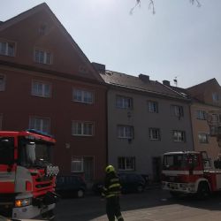 Cheb: Hasiči zachraňovali jednu osobu ze střechy