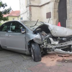 Cheb, Hazlov: Dvě nehody. Jeden řidič naboural do kostela, druhý do střechy čerpací stanice