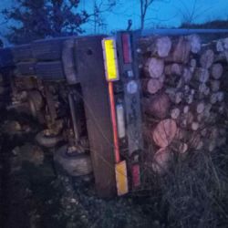 Cheb: Kamion převážející dřevo se převrátil na bok