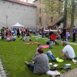 Cheb: Knihovna zve na snídani venku