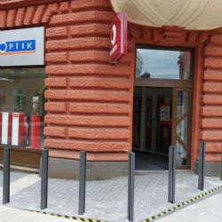 Cheb: Město nechalo vybudovat sloupky na kritických místech pěší zóny a mlžítka