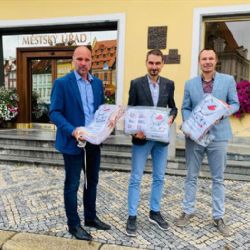 Cheb: Město včera zahájilo rozvoz roušek seniorům