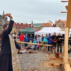 Cheb: Mistři tesaři vyrobili na náměstí repliku nejstaršího krovu v ČR