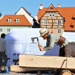 Cheb: Na náměstí vzniká replika nejstaršího krovu v ČR