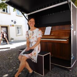 Cheb: Náměstí zdobí piano