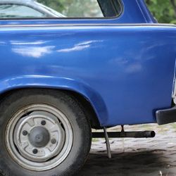 Cheb: Nepojízdné vraky aut obsazují parkoviště