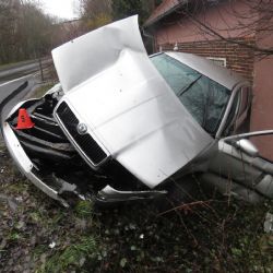 Cheb: Nezvládla řízení. S vozidlem narazila do plotu a rodinného domu