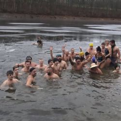 Cheb: Novoroční koupání absolvovalo přes 30 otužilců (TV Západ)