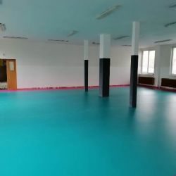 Cheb: Novým povrchem tělocvičny se pyšní 6. ZŠ 