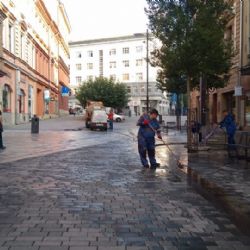 Cheb: Od dnešního rána je prováděno čištění pěší zóny