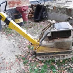 Cheb: Odcizil vibrační desku za 280 tisíc korun