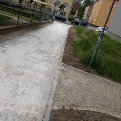 Cheb: Oprava chodníku kolem MŠ byla dokončena