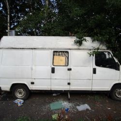 Cheb: Opuštěná vozidla slouží jako útočiště pro bezdomovce