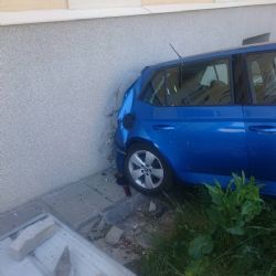 Cheb: Osobní vozidlo narazilo do budovy nemocnice