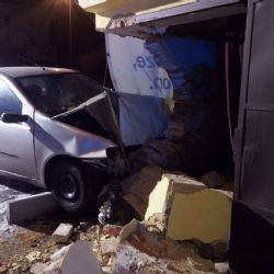 Cheb: Osobní vozidlo narazilo do domu a poškodilo garáž