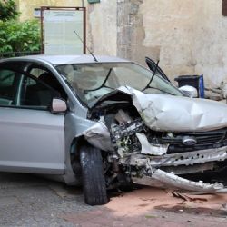 Cheb: Osobní vozidlo narazilo do kostela