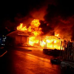 Cheb: Plameny v noci zničily část tržnice u města