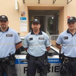 Cheb: Policisté zachránili cizince. Pod vlivem drog chtěl vyskočit z okna hotelu