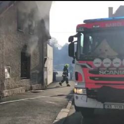 Cheb: Policisté ze zakouřeného domu vytáhli tři muže