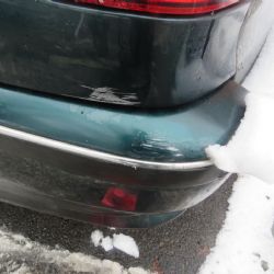 Cheb: Poškodil osm zaparkovaných vozidel