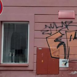 Cheb: Posprejoval fasádu