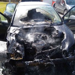 Cheb: Požár zcela zničil motorovou část vozidla