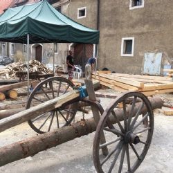 Cheb: Práce na replice nejstaršího krovu v České republice pokračují