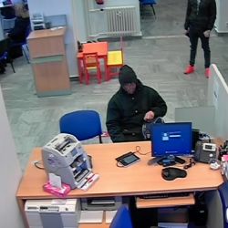 Cheb: Přepadl banku. Policisté ho zadrželi na místě i s penězi