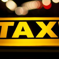 Cheb: Přepadl taxikáře