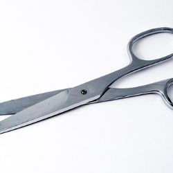 Cheb: Příbuznou ohrožoval nůžkami