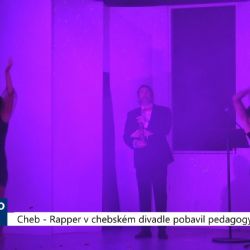 Cheb: Rapper v divadle pobavil pedagogy (TV Západ)