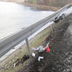 Cheb: Řidič přejel do protisměru a narazil do svodidel