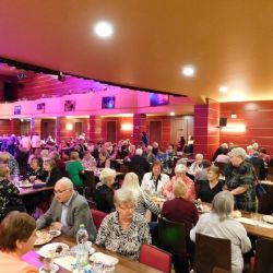 Cheb: Senioři se na večírku dobře bavili