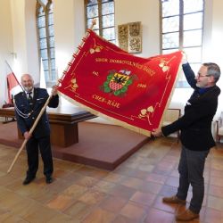 Cheb: Starosta města slavnostně předal Sboru dobrovolných hasičů vyšívaný prapor