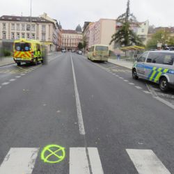 Cheb: Starší řidička přehlédla chodkyni. Došlo ke střetu 