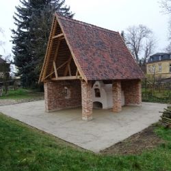 Cheb: Stavba přístřešku s pecí je téměř dokončena