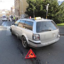 Cheb: Střet převozní sanitky s taxíkem. Policie hledá svědky