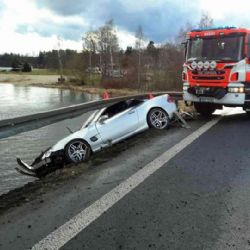 Cheb: U Jesenice narazilo vozidlo do svodidel