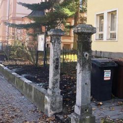 Cheb: U knihovny se opravuje plot