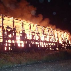 Cheb: V Dolních Dvorech shořela hala plná vozidel. Škoda jde do milionů 