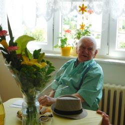 Cheb: V domově seniorů oslavil velké životní jubileum Zdeněk Pětovský - má sto let