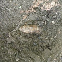 Cheb: V ulici Boženy Němcové byl nalezen dělostřelecký granát