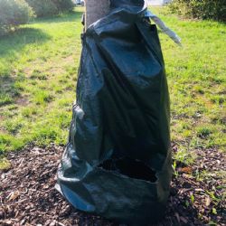 Cheb: Vandalové opět řádili. Zničili zavlažovací vaky