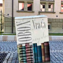 Cheb: Vandalové postavili Vráťu na zadní