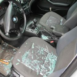 Cheb: Vloupal se do vozidla. Odcizil z něj mobil